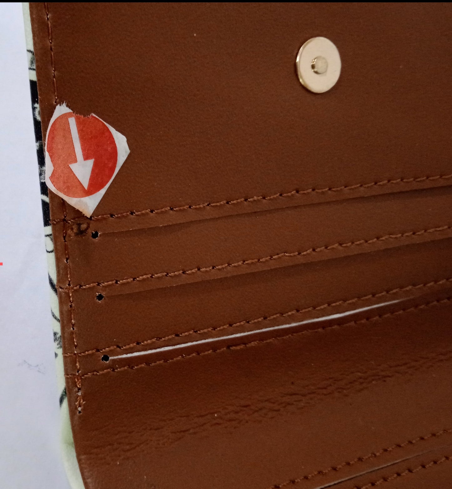 Garage Sale : Bottle Pocket White Wallet -07